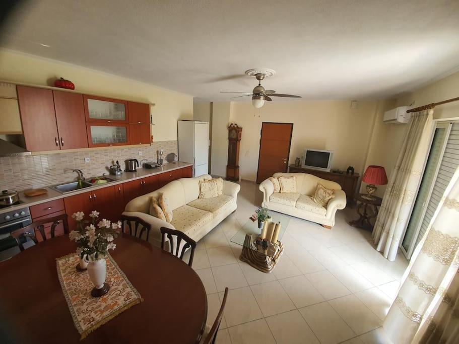 Apartament Lovely 2 Bedroom Flat W/ Balcony & Private Parking *